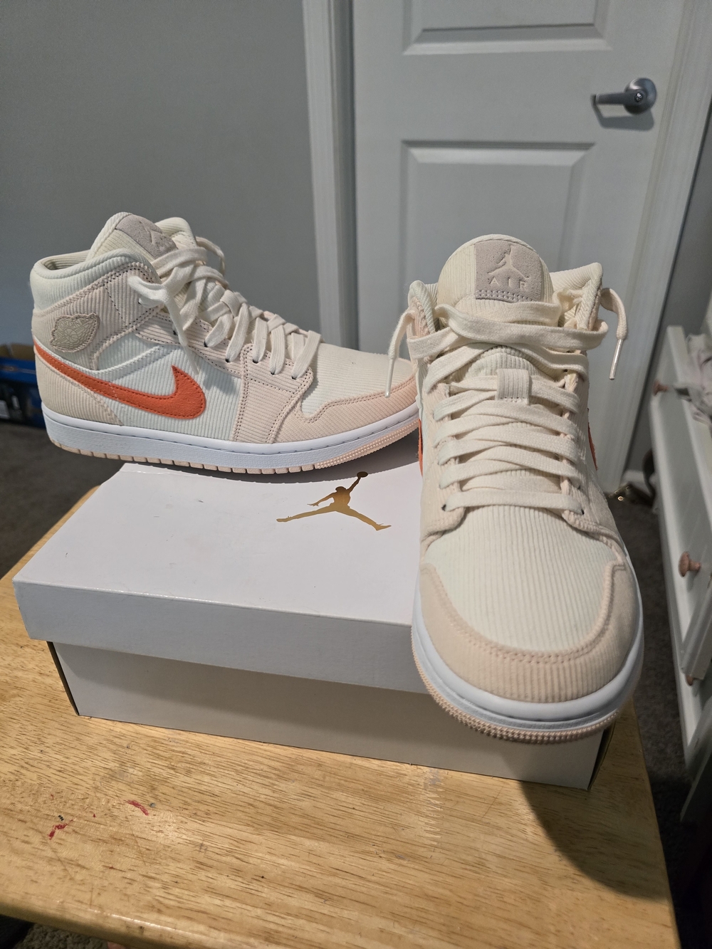 NIKE JORDAN 1 MID SE CORDUROY SAIL, SIZE 10 Women’s, (DA8009-108) LOWES USED